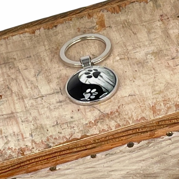 Yin Ying Taiji Animal Paws Key Chain, Black, White - Picture 2 of 4